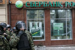 Разбитая витрина Сбербанка в центре Киева