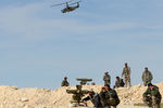 Бойцы сирийской армии (САА) и вертолет Ка-52 «Аллигатор» во время боевой операции в окрестностях освобожденного от боевиков города Эль-Карьятейн