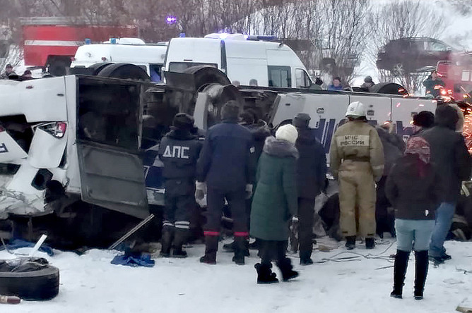 На месте ДТП с автобусом, упавшим в реку с моста на 60-м км автодороги Могойтуй - Сретенск - Олочи, 1 декабря 2019 года