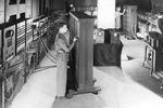Капрал Ирвин Голдстайн устанавливает переключатели на одной из функциональных таблиц ENIAC в Электротехнической школе Мура