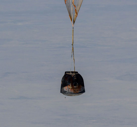 Космический корабль &laquo;Союз МС-17&raquo; с членами экипажа МКС во время приземления в степи Казахстана, 17 апреля 2021 года