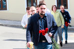 Цветы в память о жертвах стрельбы в казанской школе у здания полпредства Республики Татарстан в Москве, 11 мая 2021 года