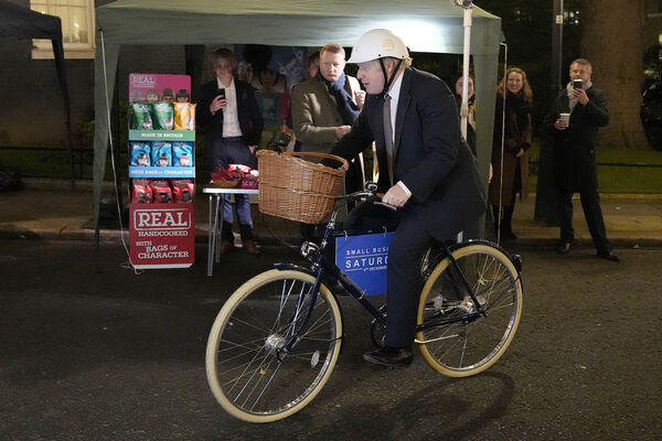 Премьер-министр Великобритании Борис Джонсон во время посещения продуктового рынке на&nbsp;Даунинг-стрит в&nbsp;Лондоне, 2021&nbsp;год