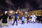 Люди во время новогодних гуляний на Красной площади в Москве (Россия)