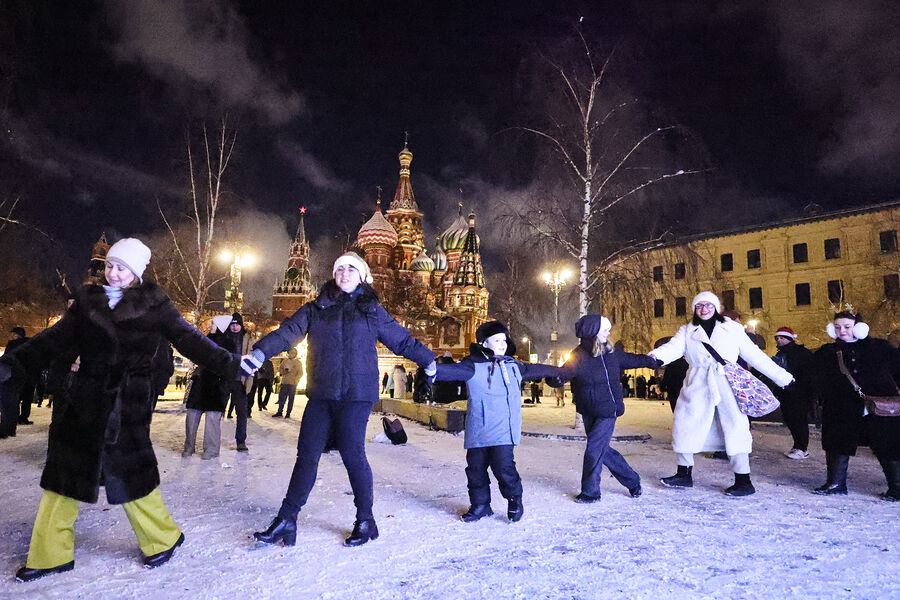 Люди во время новогодних гуляний на&nbsp;Красной площади в&nbsp;Москве (Россия)