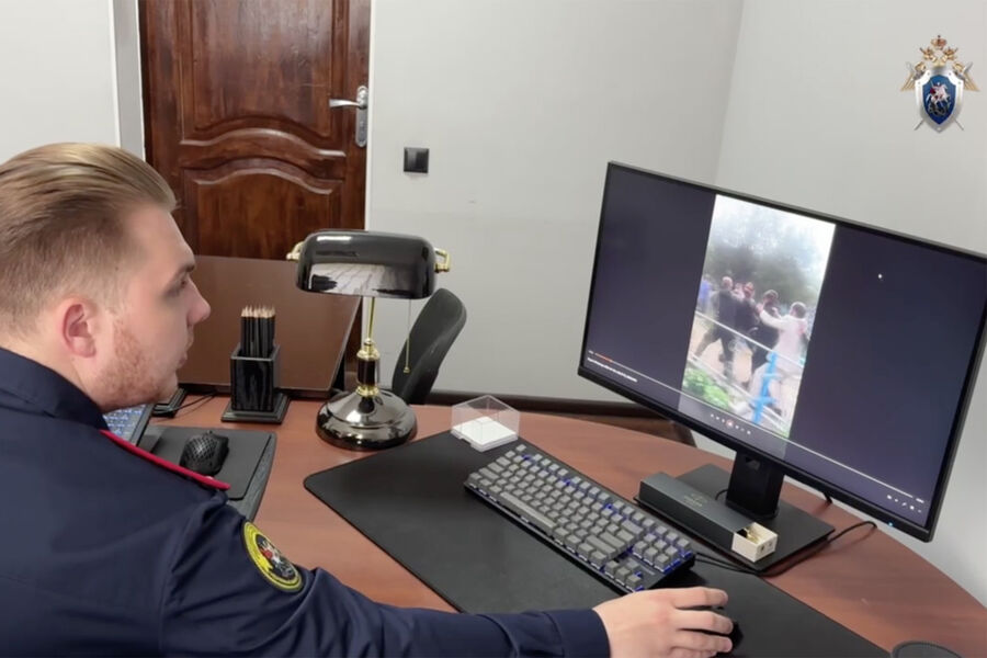 «Воровали куличи, устроили застолье»: толпа цыган подралась с полицейскими на кладбище