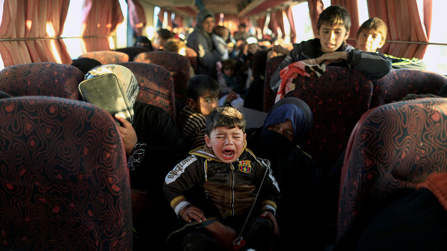 Автобус с беженцами из контролируемого террористами ИГ (запрещенная в России организация) региона в Ираке, 22 февраля 2017 года