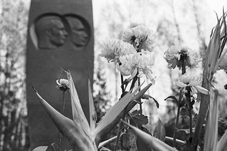 Мемориал на месте гибели летчика-космонавта СССР Юрия Гагарина и летчика-испытателя Владимира Серегина в Киржаче, ноябрь 1975 года