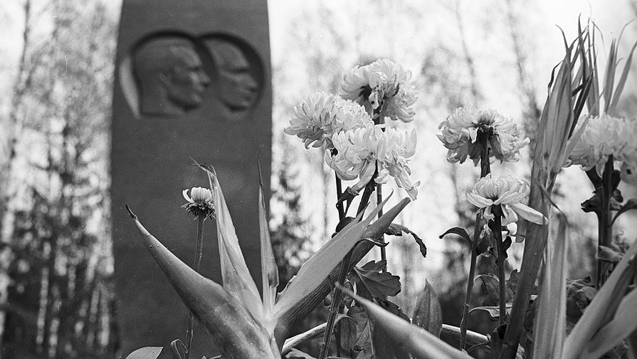 Мемориал на месте гибели летчика-космонавта СССР Юрия Гагарина и летчика-испытателя Владимира Серегина в Киржаче, ноябрь 1975 года