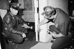 Следственные действия на месте убийства сенатора Роберта Кеннеди в коридоре отеля «Амбассадор» в Лос-Анджелесе, 5 июня 1968 года