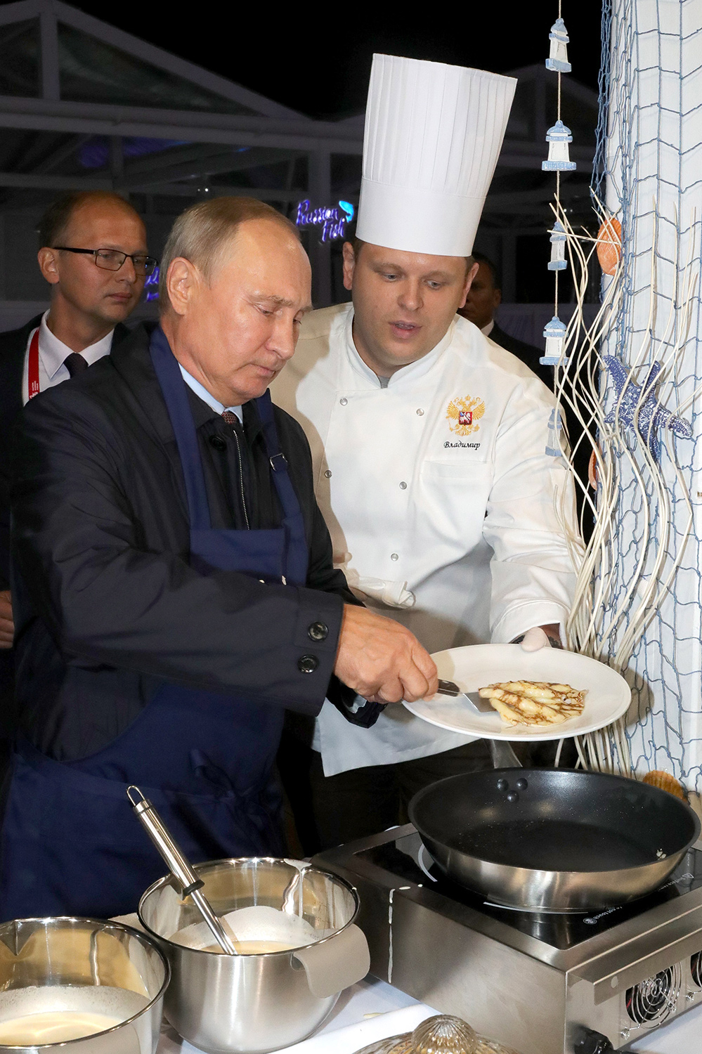 Президент России Владимир Путин во время посещения выставки в рамках ВЭФ «Улица Дальнего Востока» на набережной Дальневосточного федерального университета на острове Русский, 11 сентября 2018 года
