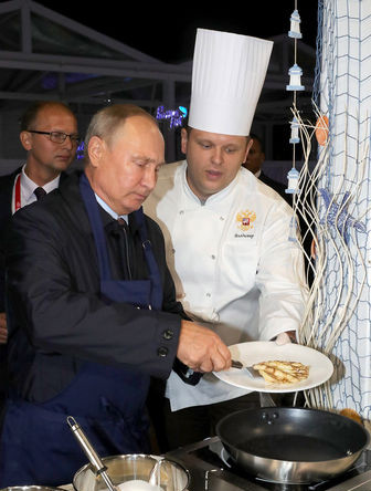 Президент России Владимир Путин во время посещения выставки в рамках ВЭФ «Улица Дальнего Востока» на набережной Дальневосточного федерального университета на острове Русский, 11 сентября 2018 года
