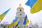 Украинские флаги верующих на «объединительном соборе» на Софийской площади в Киеве, 15 декабря 2018 года