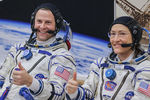 Астронавты NASA Ник Хейг и Кристина Кох перед стартом ракеты-носителя «Союз-ФГ» с пилотируемым кораблем «Союз МС-12» с космодрома Байконур к МКС, 14 марта 2019 года