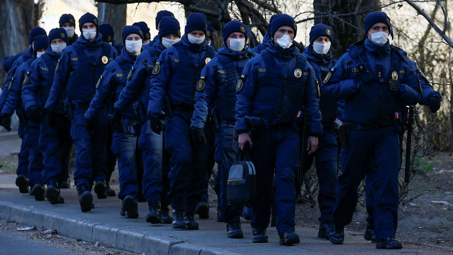 Военнослужащие Нацгвардии Украины во время патрулирования в Киеве, 23 марта 2020 года