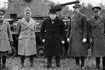 Польский генерал Владислав Сикорский (второй слева), премьер-министр Великобритании Уинстон Черчилль и генерал Шарль де Голль (второй справа), 1941 год