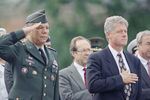 Председатель Объединенного комитета начальников штабов США (1989-1993) Колин Пауэлл и 42-й президент США (1993—2001) Билл Клинтон, 1993 год 