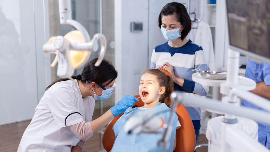 Стоматолог рассказала, в каких случаях молочный зуб необходимо удалять
