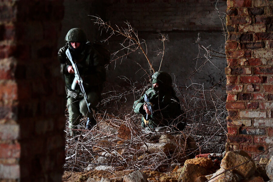 Военнослужащие ВДВ РФ во время тренировочного штурма здания на полигоне в Запорожской области