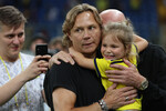 Главный тренер «Ростова» Валерий Карпин с дочерью после матча, 2023 год