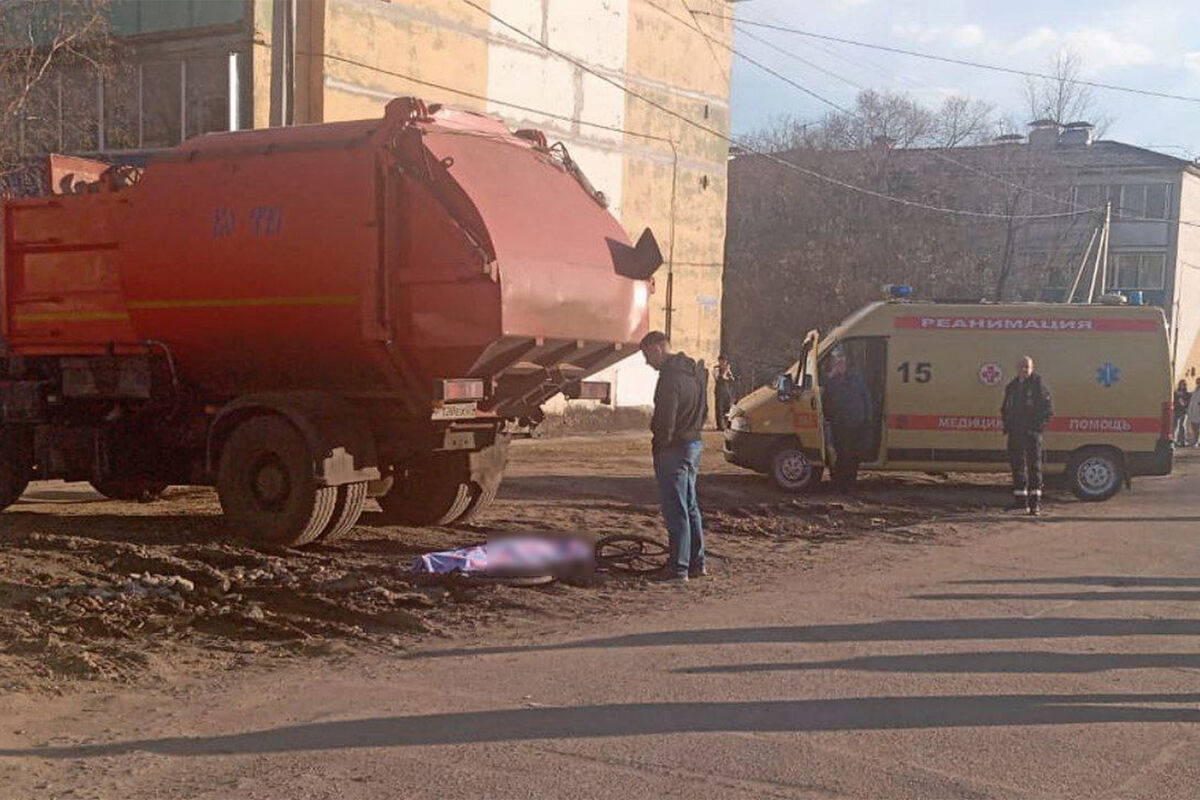 В Приамурье водитель мусоровоза не заметил девятилетнего велосипедиста и  наехал на него - Газета.Ru | Новости