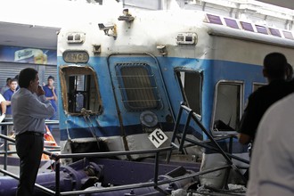Пригородный поезд, прибывающий на расположенный в центре города вокзал «11 сентября» (Estaciуn Once de Septiembre), не смог вовремя остановиться. Состав въехал на станцию со скоростью около 26 км/ч, затем затормозился до 20 км/час и врезался в перрон-тупик, передает Associated Press.