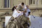 Икер Касильяс обвязывает флагом «Реала» статую богиню плодородия земли Кибелу