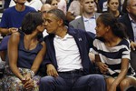 Мишель и Барак Обама во время поцелуя