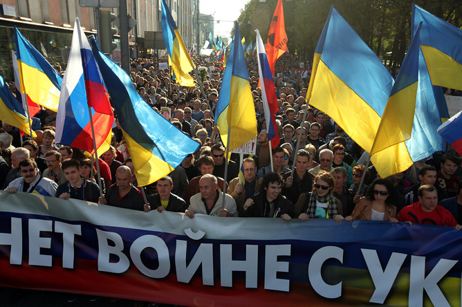 Участники акции оппозиции «Марш мира» в Москве
