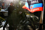 Продажа елок на одной из улиц Донецка