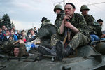 Украинские военные на БМД-2, заблокированные местными жителями на железнодорожном переезде Пчелкино