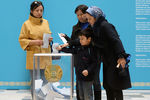 Жители Казахстана голосуют на внеочередных президентских выборах Республики Казахстан