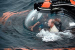 Президент России Владимир Путин погружается в батискафе на дно Черного моря