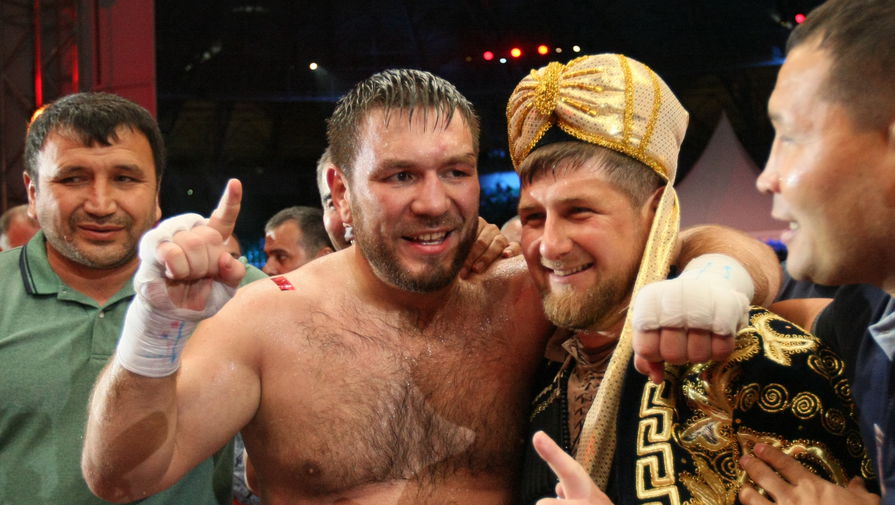 Руслану Чагаеву (слева) нравится выступать в Чечне, где он и завоевал свой титул