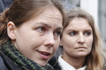 Сестра Надежды Савченко Вера (слева) у здания Донецкого городского суда