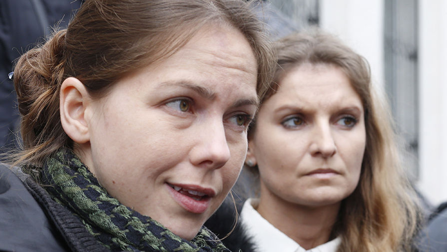 Сестра Надежды Савченко Вера (слева) у&nbsp;здания Донецкого городского суда