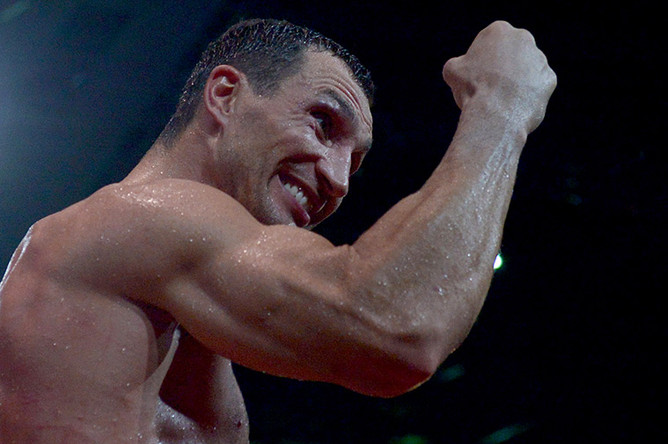 Владимир Кличко радуется победе в бою за титул чемпиона мира по версиями WBA, IBF, WBO, IBO, 2013