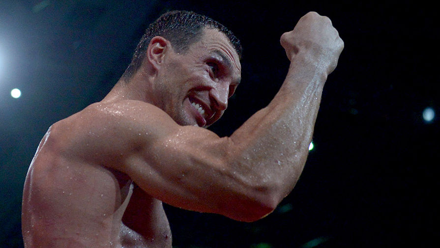 Владимир Кличко радуется победе в бою за титул чемпиона мира по версиями WBA, IBF, WBO, IBO, 2013
