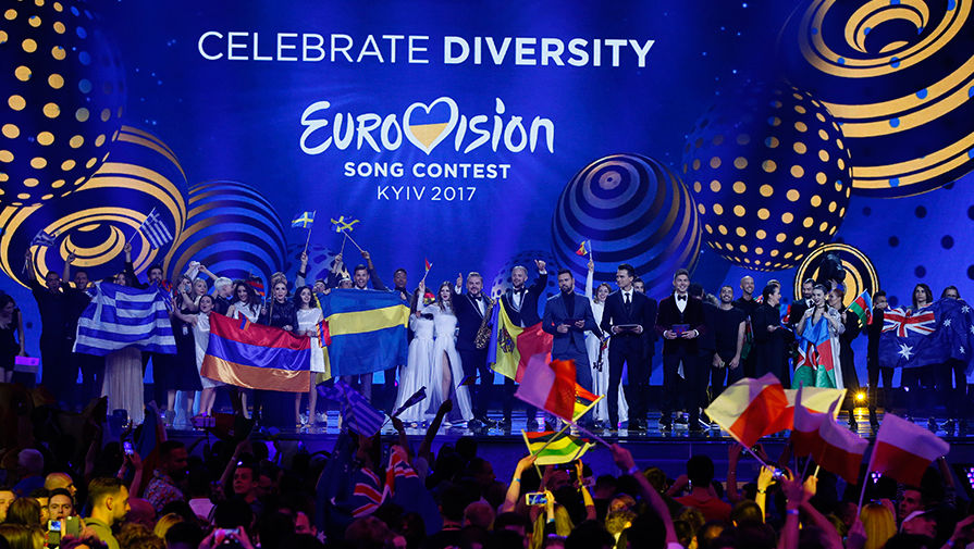 Участники «Евровидения» на сцене после первого полуфинала конкурса в Киеве, 9 мая 2017 года