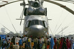 Тяжелый транспортный вертолет Ми-26 ВВС Инлии во время авиационного шоу в городе Чандигарх, 2006 год
