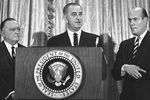36-й Президент США Линдон Джонсон, глава ФБР Эдгар Гувер (слева) и генеральный прокурор США Николас Катценбах в Белом доме во время объявления, что ФБР обвинило четырех членов Ку-клукс-клана в смертельном расстреле женщины из Детройта в Алабаме, 1965 год

