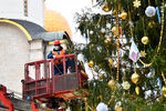Украшение главной новогодней елки страны на Соборной площади Московского Кремля, 22 декабря 2020 года