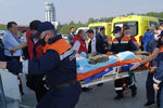 Медики и сотрудники МЧС во время транспортировки пострадавших при стрельбе в школе № 175 на борт самолета Ил-76 для дальнейшей эвакуации в Москву на лечение, 12 мая 2021 года