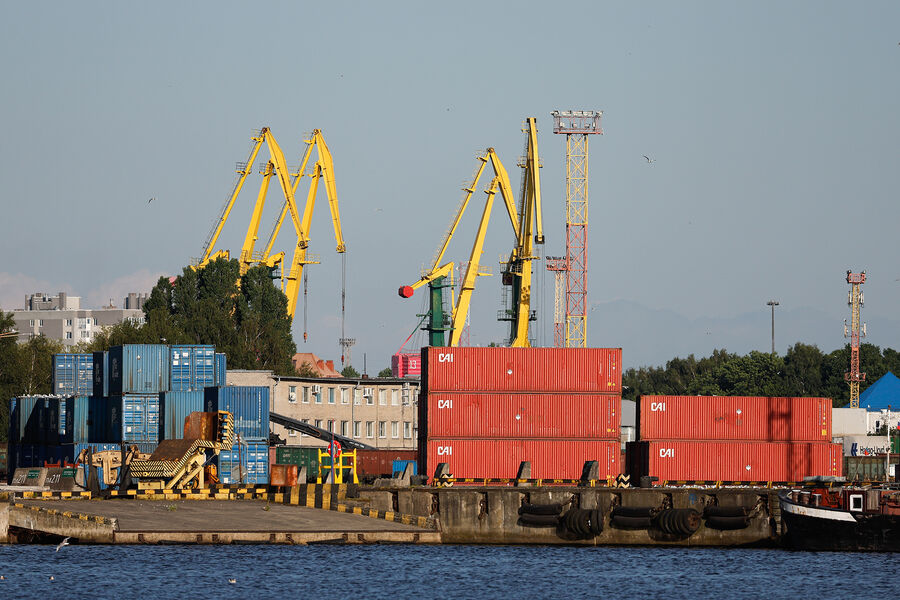 Грузовые контейнеры в Калининградском морском торговом порту