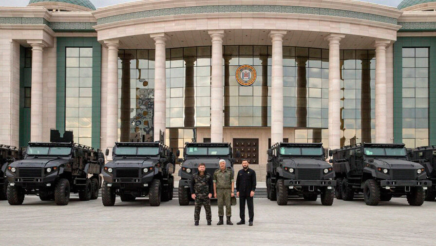 Кадыров показал закупленные для чеченских военных АХМАТ-мобили