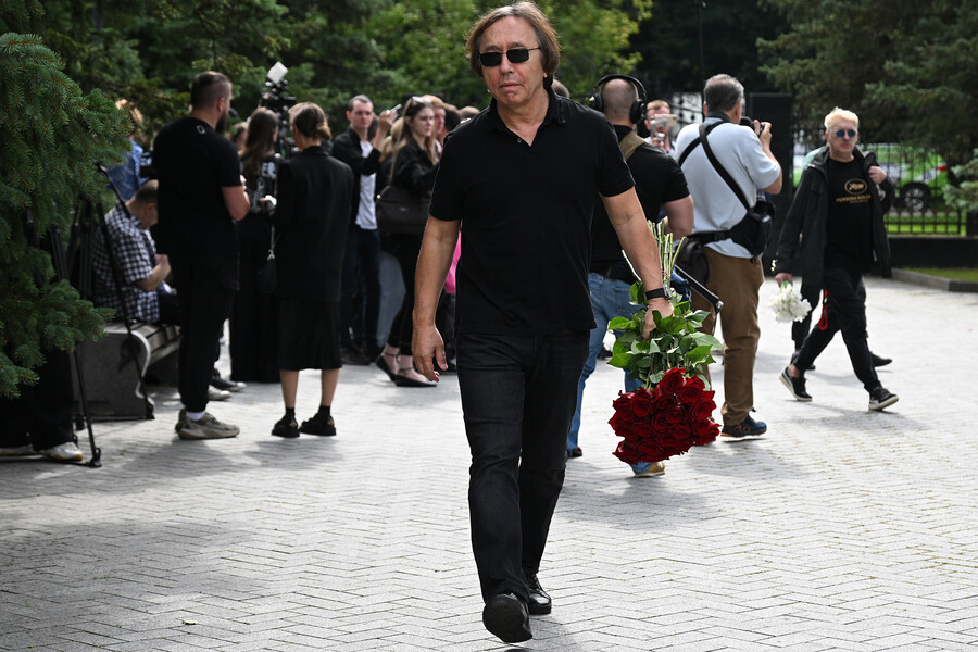 Режиссер, продюсер Ренат Давлетьяров перед&nbsp;началом церемонии прощания с&nbsp;режиссером и актером Юрием Морозом у&nbsp;Большого траурного зала ЦКБ №1 в&nbsp;Москве, 16&nbsp;июля 2025&nbsp;года