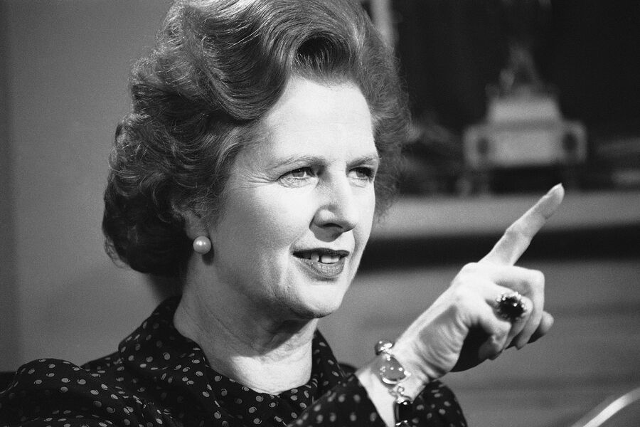 В&nbsp;школе Маргарет отталкивала сверстников жестким характером, зато с&nbsp;подачи отца все время уделяла саморазвитию &ndash; занималась плаванием, хоккеем на&nbsp;траве, музыкой и даже поэзией. «Если женщина проявляет характер, про&nbsp;нее говорят «сука». Если характер проявляет мужчина, про&nbsp;него говорят: «Он хороший парень», &ndash; позже заочно оппонировала всем критикам &laquo;Железная леди&raquo;