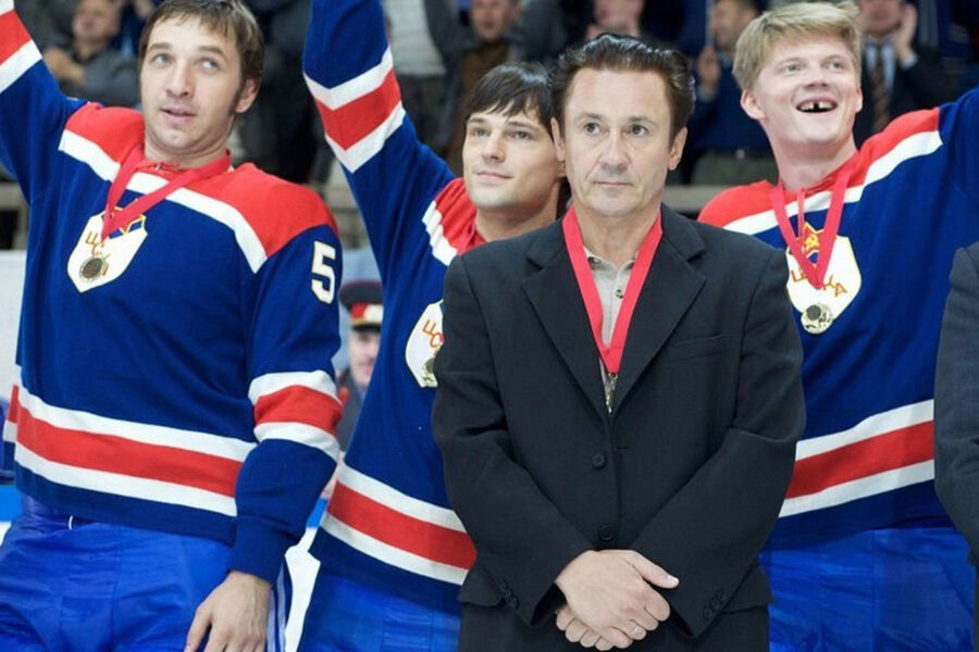 <b>&laquo;Легенда №17&raquo; (2012)</b>
<br><br>
Лучшая спортивная драма российского кинематографа, посвященная хоккейному противостоянию СССР и Канады, судьбам блестящего игрока Валерия Харламова и выдающегося тренера Анатолия Тарасова. В&nbsp;одном из&nbsp;интервью Меньшиков признавался, что поначалу опасался играть великого наставника советской сборной. К&nbsp;счастью, в&nbsp;итоге все же решился &mdash; без&nbsp;его участия проект сильно бы потерял в&nbsp;актерском таланте.
<br><br>
&laquo;Я совершенно не собирался играть эту роль. Продюсер мне предложил, а я ему: «Ты что, обалдел, где — я, а где — Тарасов?» Я прочитал сценарий, и он предложил мне другую роль. И тогда я, набравшись смелости, наглости, сказал: «Знаешь, там только одна роль — Тарасов, мне уже больше ничего другого не надо предлагать!» &mdash; передает слова актера OK!.