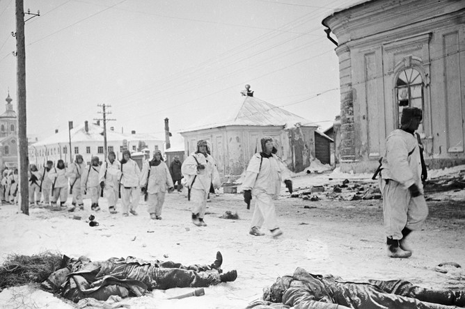 16 декабря 1941 года. В ходе Калининской наступательной операции город Калинин (ныне Тверь) был освобожден частями 29-й и 31-й армий Калининского фронта. Бойцы Красной армии вступили в город. Контрнаступление под Москвой