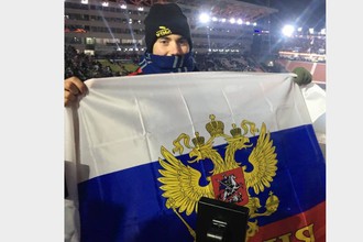 Американец Филип Вахуда с флагом России на церемонии открытия Игр-2018